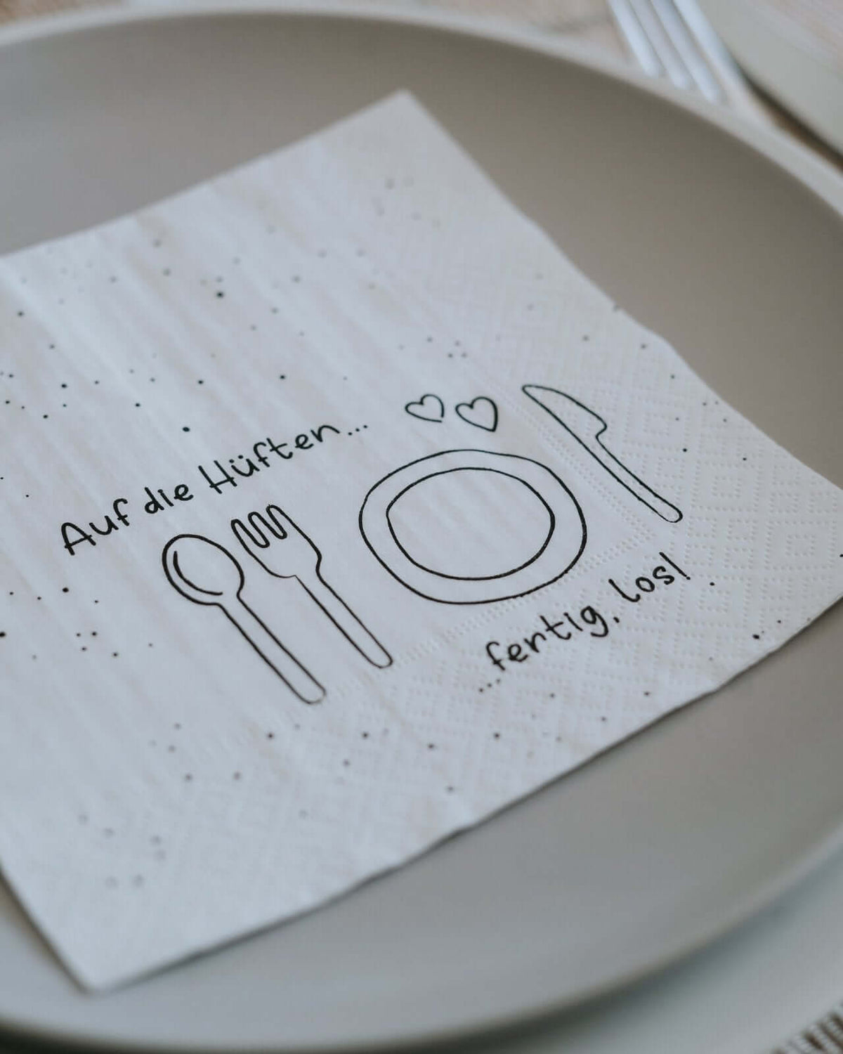 Serviette mit Spruch oder Motiv Auf die Hüften in schwarz weiss