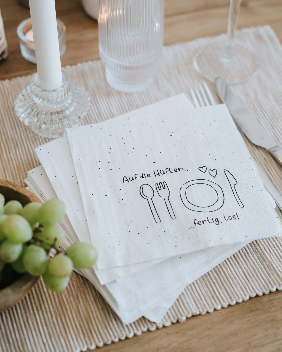 Serviette mit Spruch oder Motiv Auf die Hüften in schwarz weiss