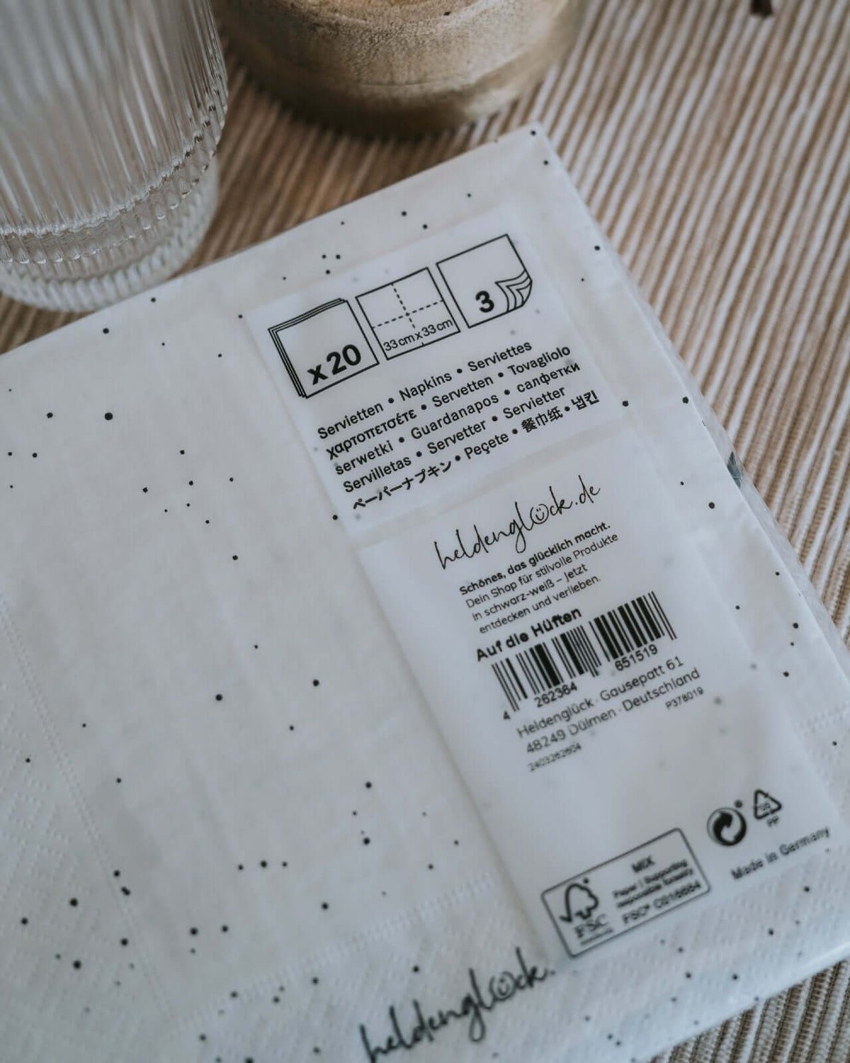 Serviette mit Spruch oder Motiv Auf die Hüften in schwarz weiss