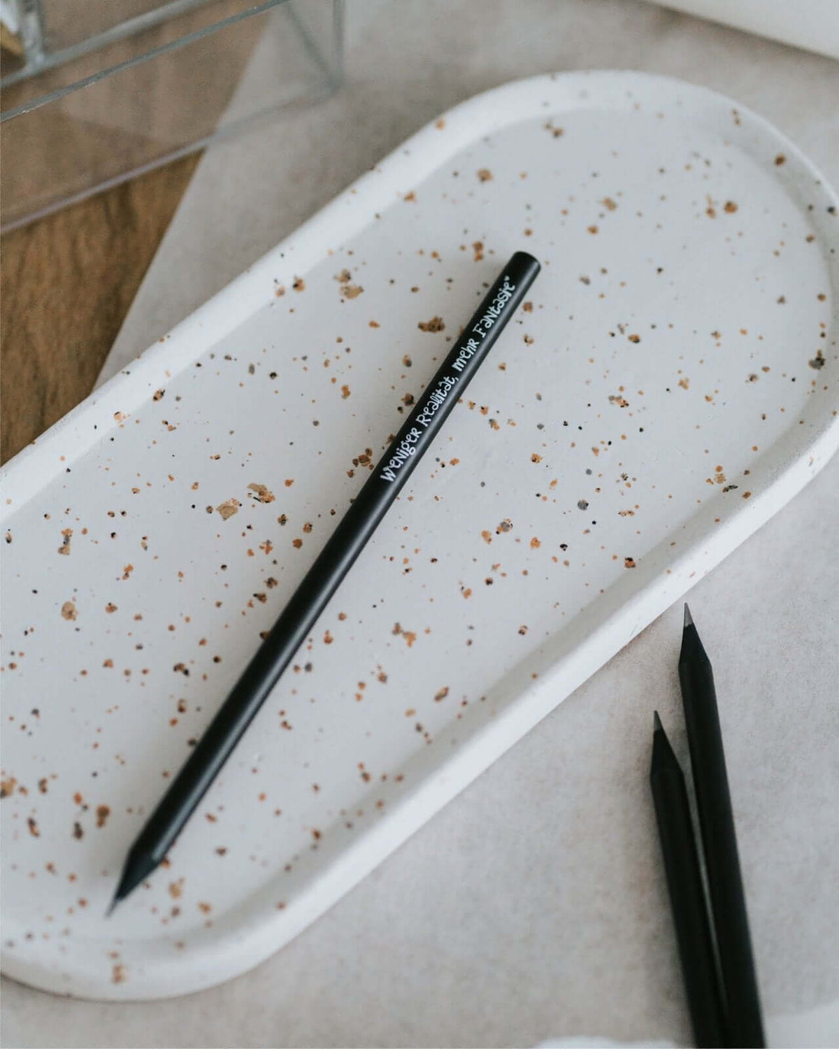 Bleistift mit Spruch oder Motiv Mehr Fantasie in schwarz weiss