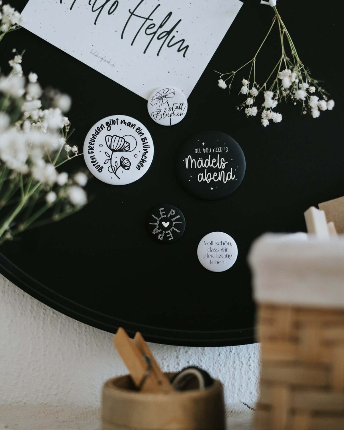 Magnete mit Spruch oder Motiv Freunden gibt man ein Blümchen · groß in schwarz weiss