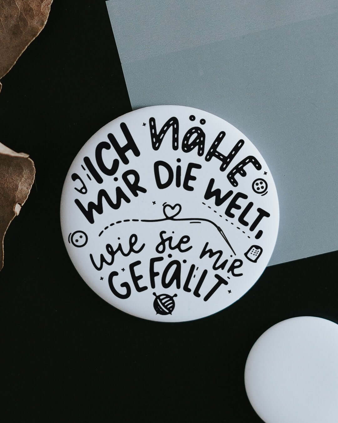 Magnete mit Spruch oder Motiv Ich nähe mir die Welt · groß in schwarz weiss