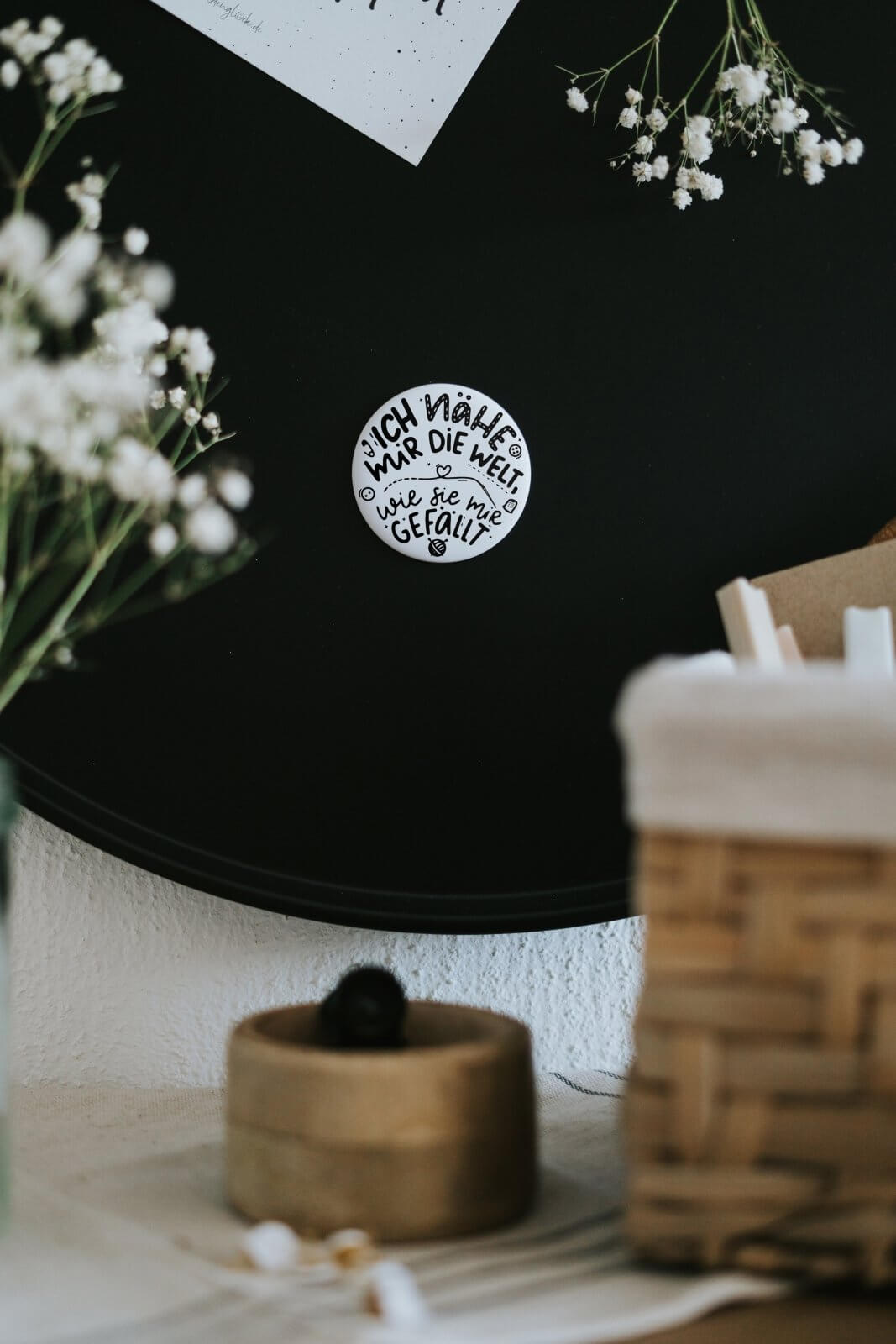 Magnete mit Spruch oder Motiv Ich nähe mir die Welt · groß in schwarz weiss