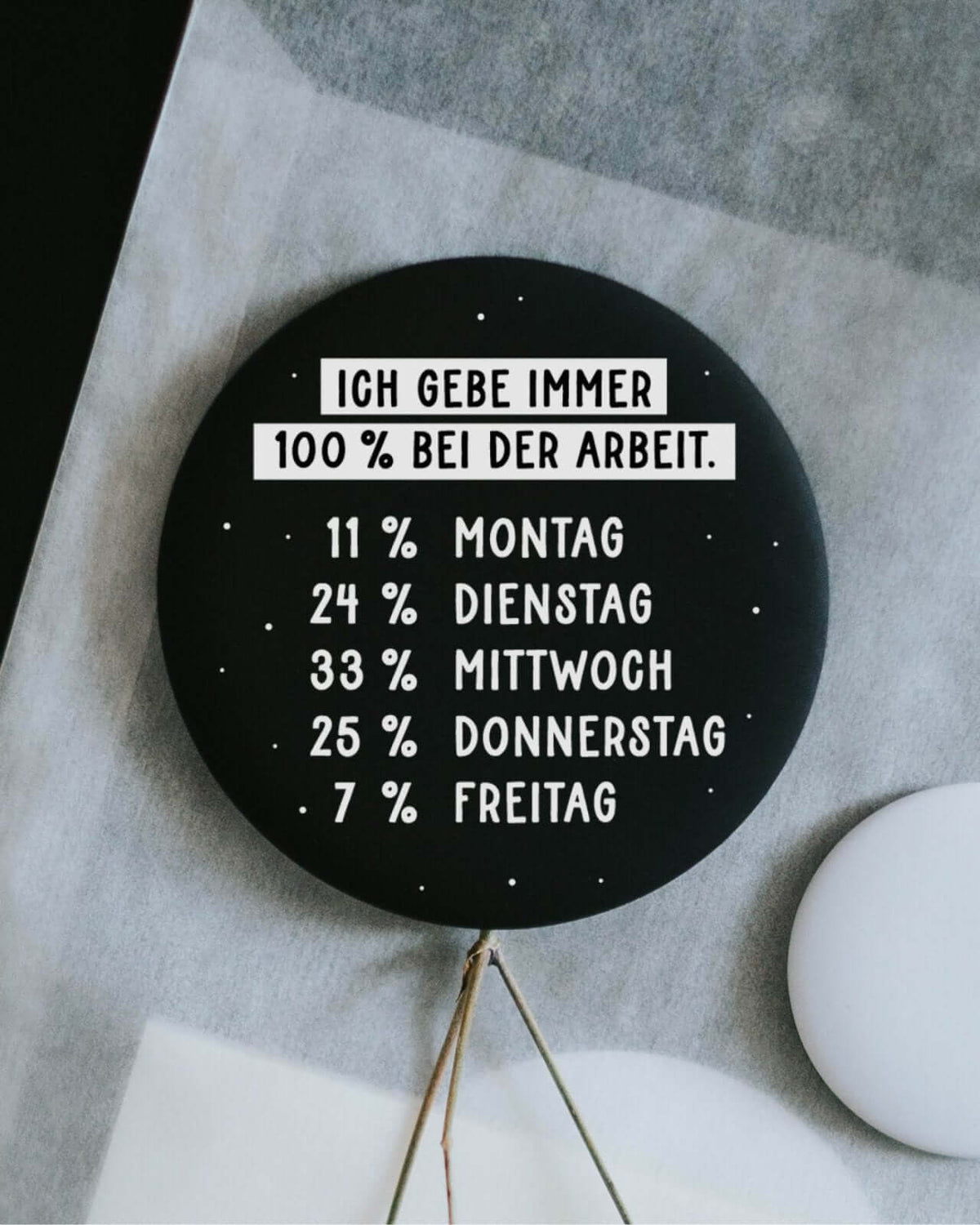 Magnete mit Spruch oder Motiv Hunderprozent bei der Arbeit · groß in schwarz weiss