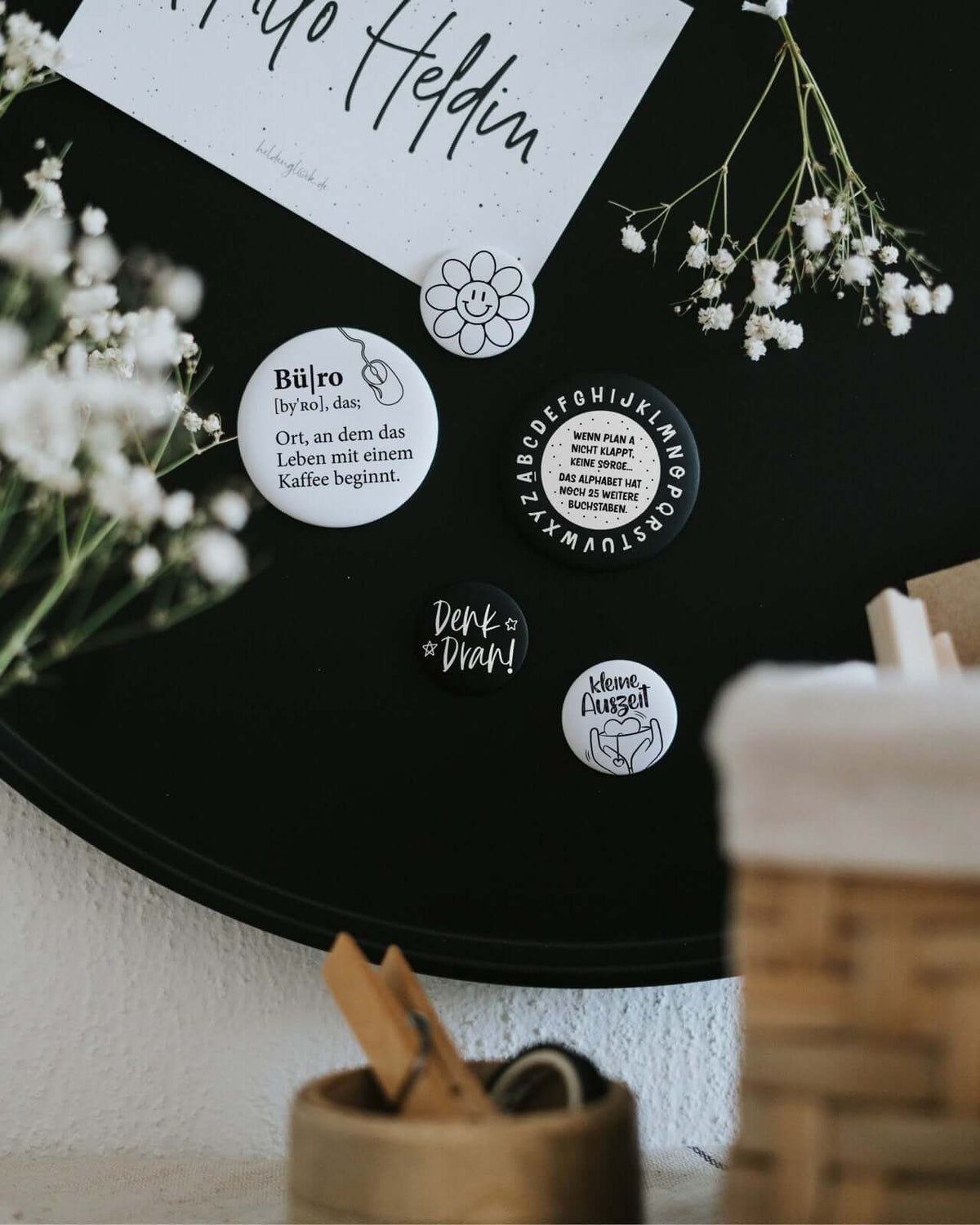 Magnete mit Spruch oder Motiv Kaffee im Büro · groß in schwarz weiss