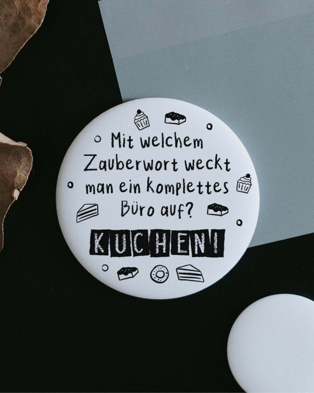 Magnete mit Spruch oder Motiv Zauberwort Kuchen · groß in schwarz weiss