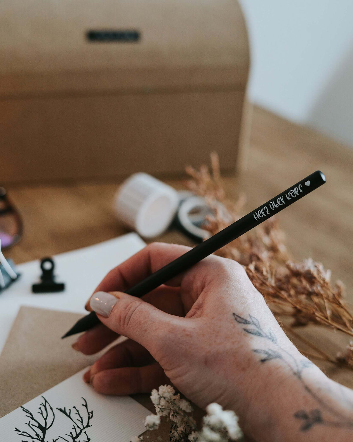 Bleistift mit Spruch oder Motiv Herz über Kopf in schwarz weiss