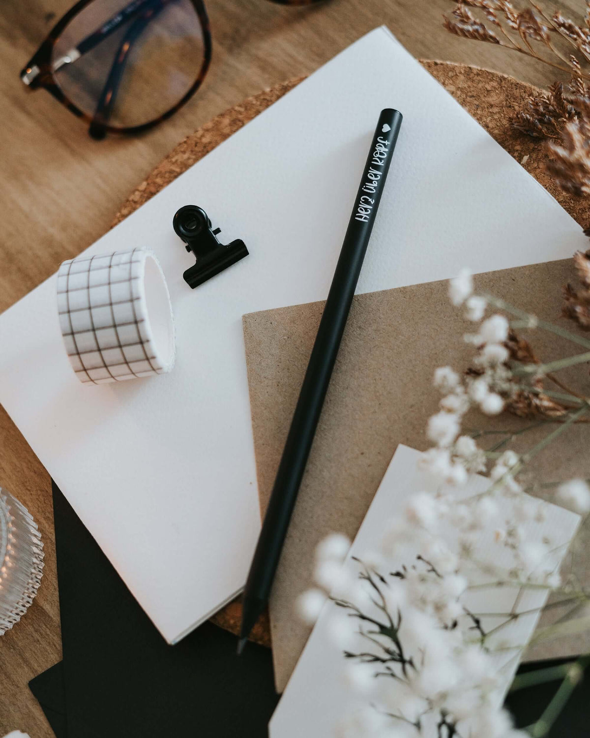 Bleistift mit Spruch oder Motiv Herz über Kopf in schwarz weiss