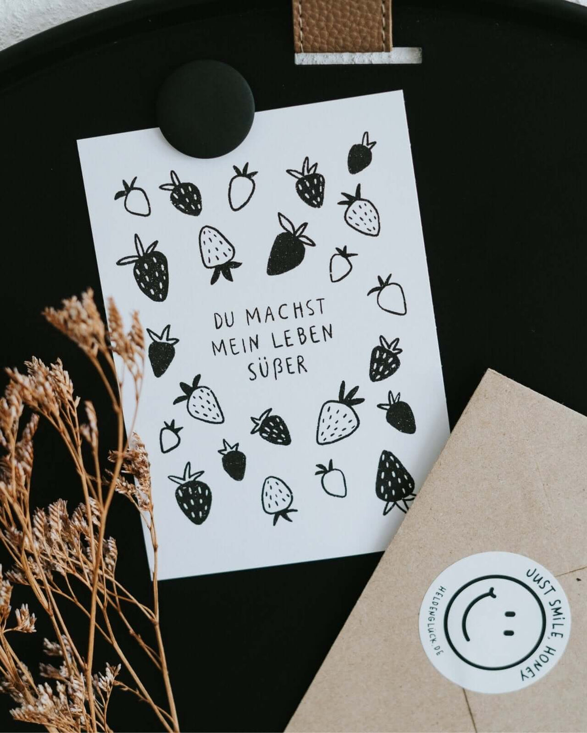 Postkarte mit Spruch und motiv Süßes Leben in schwarz weiss