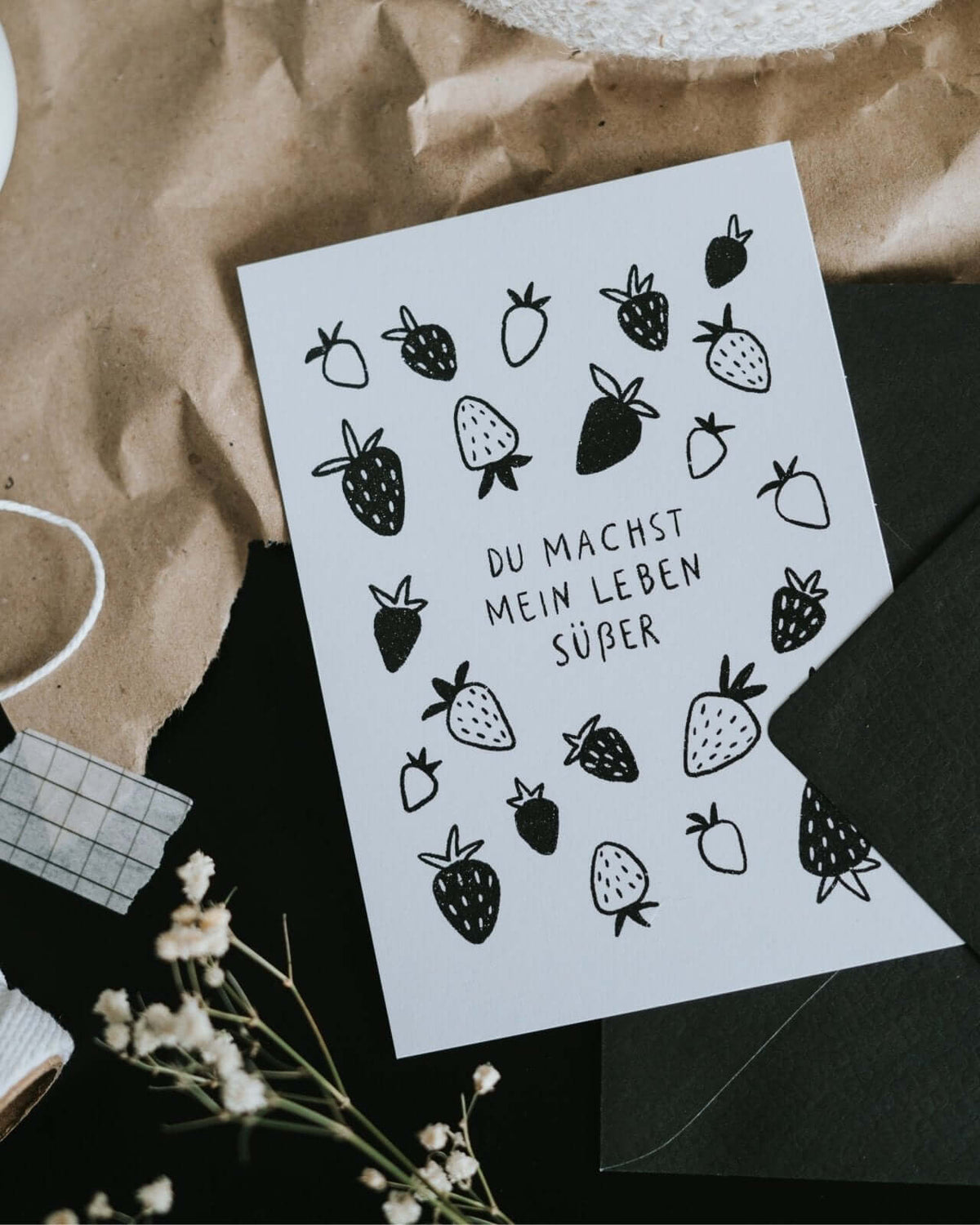 Postkarte mit Spruch und motiv Süßes Leben in schwarz weiss