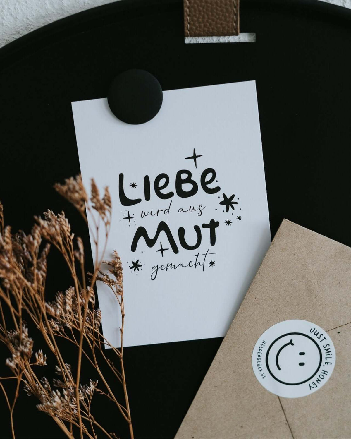 Postkarte mit Spruch und motiv Liebe und Mut in schwarz weiss