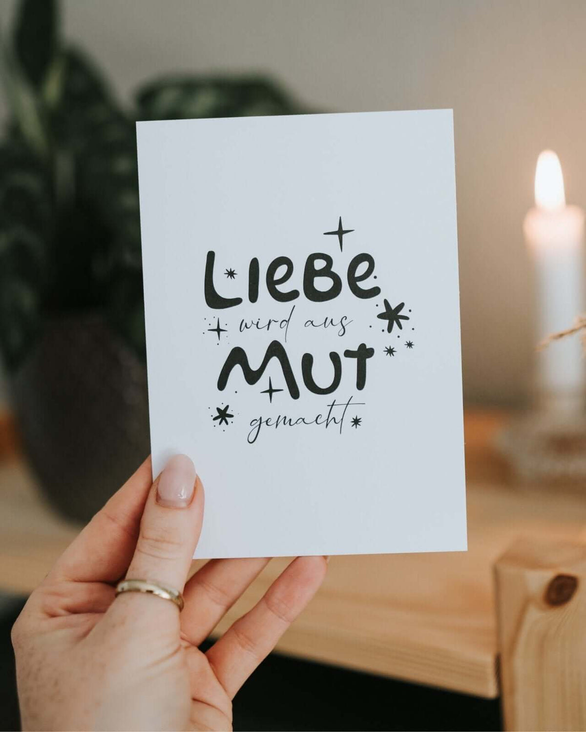 Postkarte mit Spruch und motiv Liebe und Mut in schwarz weiss