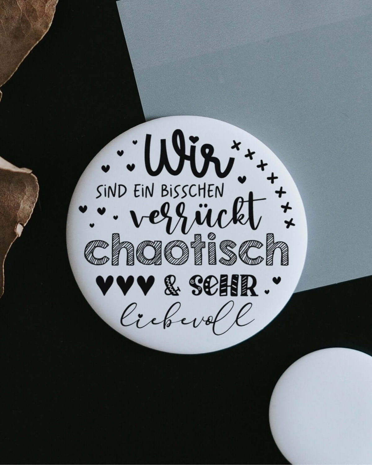 Magnete mit Spruch oder Motiv Verrückt chaotisch liebevoll · groß in schwarz weiss