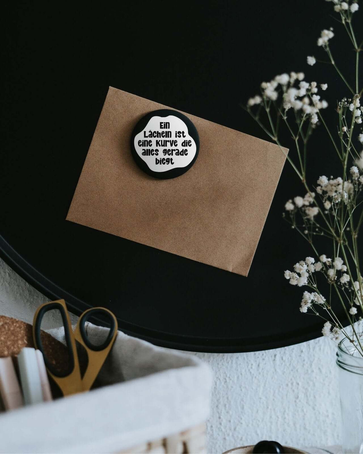 Magnete mit Spruch oder Motiv Lächeln ist eine Kurve · groß in schwarz weiss