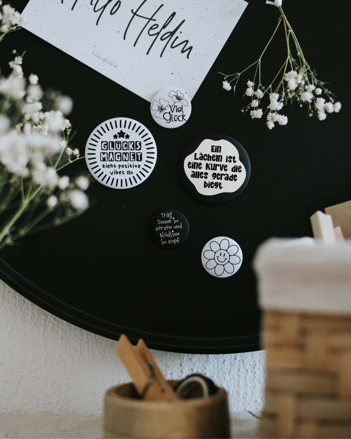 Magnete mit Spruch oder Motiv Lächeln ist eine Kurve · groß in schwarz weiss