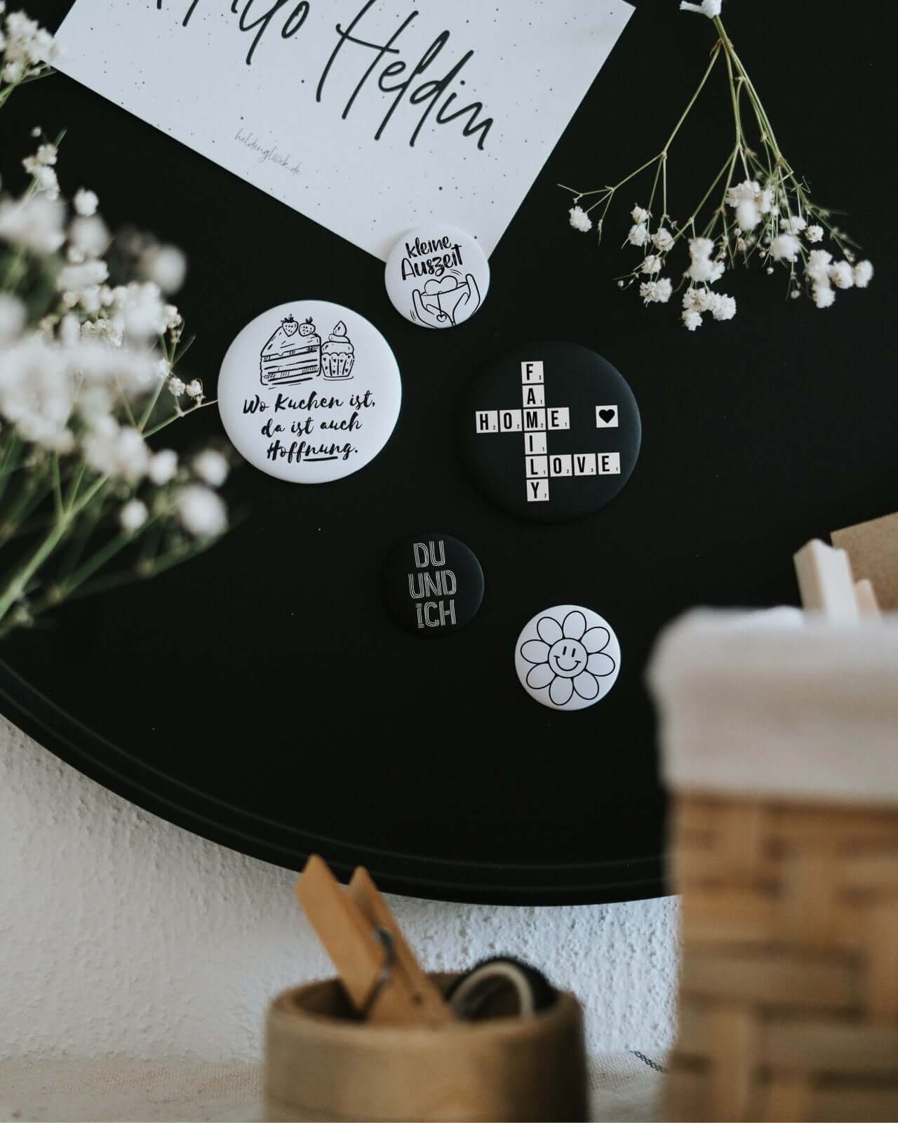 Magnete mit Spruch oder Motiv Wo Kuchen ist · groß in schwarz weiss