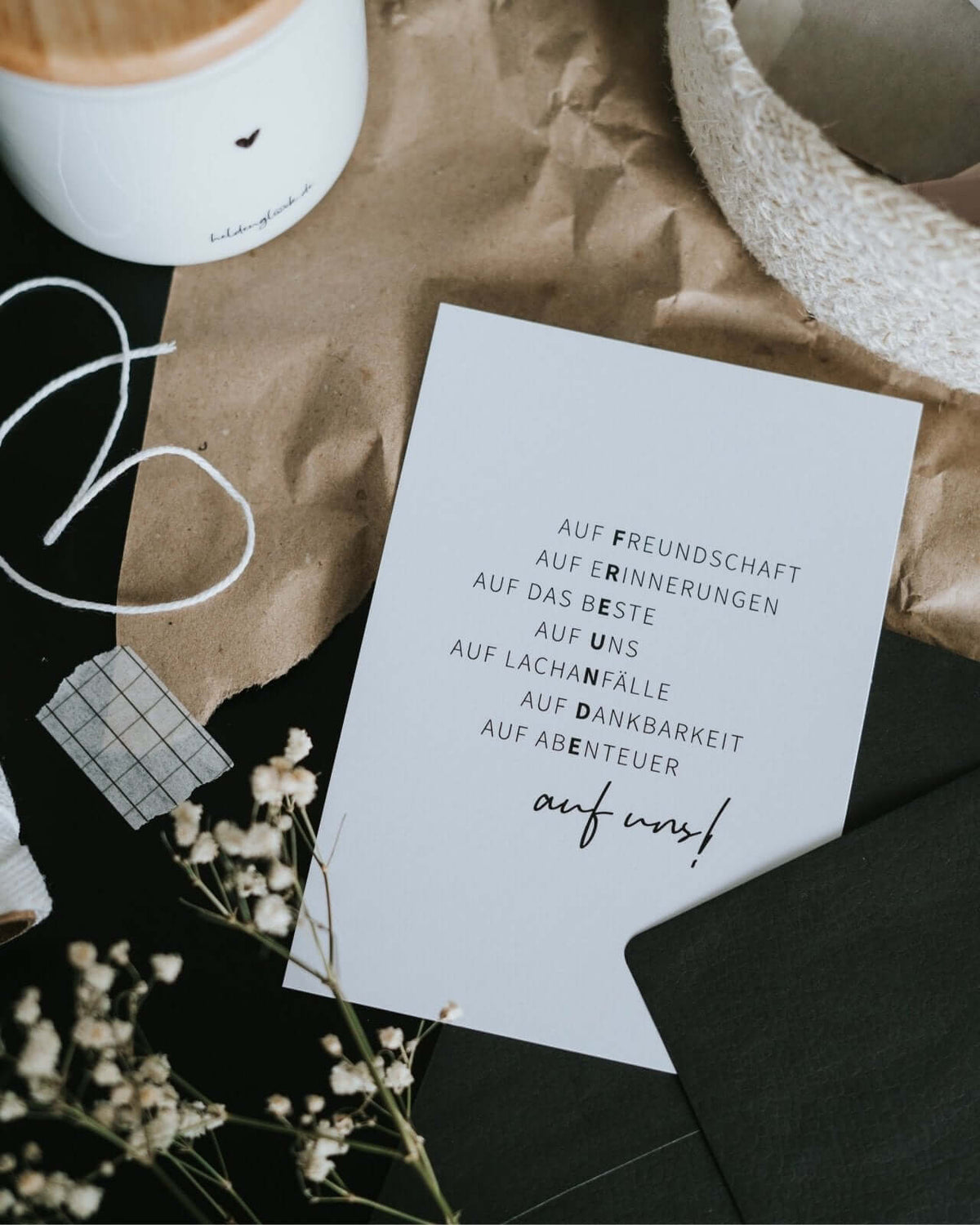 Postkarte mit Spruch und motiv Auf uns in schwarz weiss