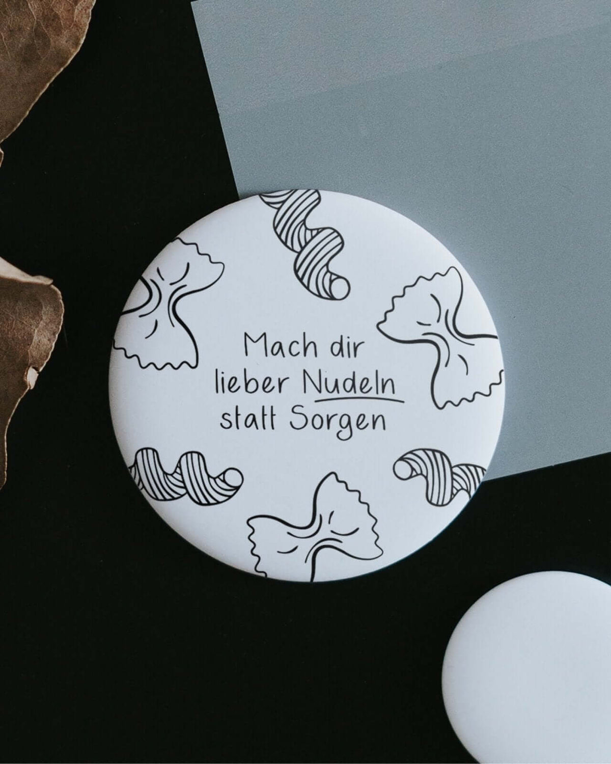 Magnete mit Spruch oder Motiv Nudeln statt Sorgen · groß in schwarz weiss