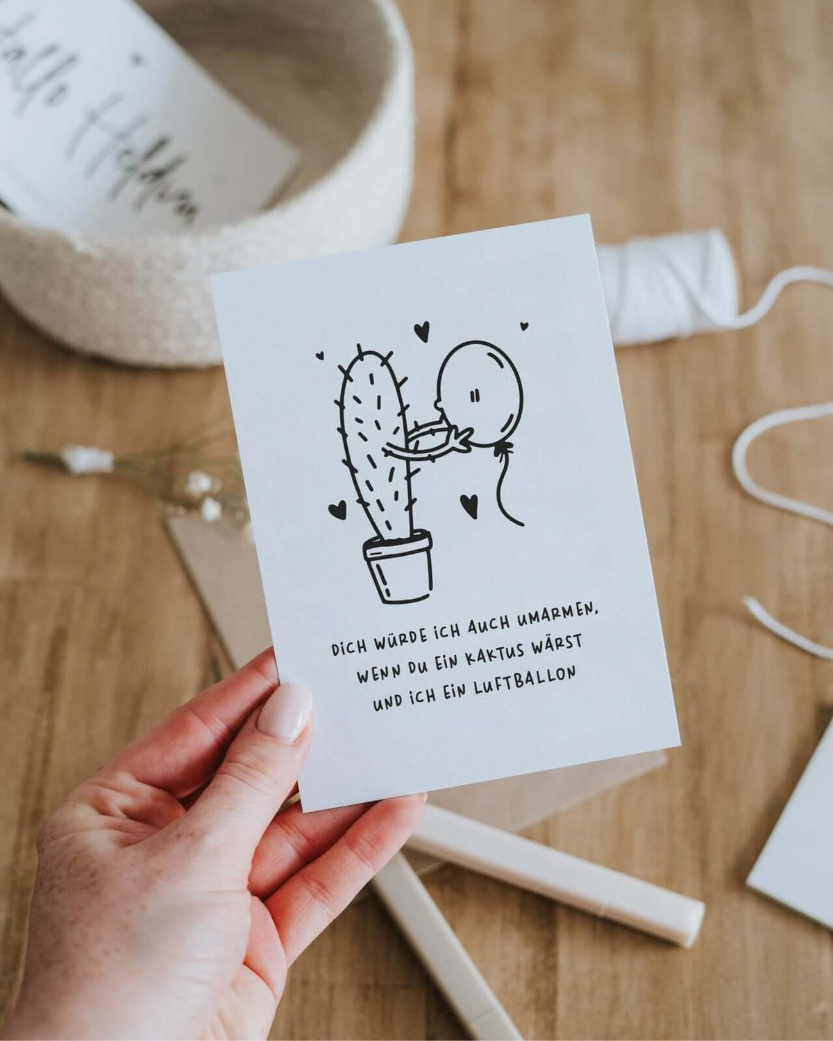 Postkarte mit Spruch und motiv Kaktus und Luftballon in schwarz weiss