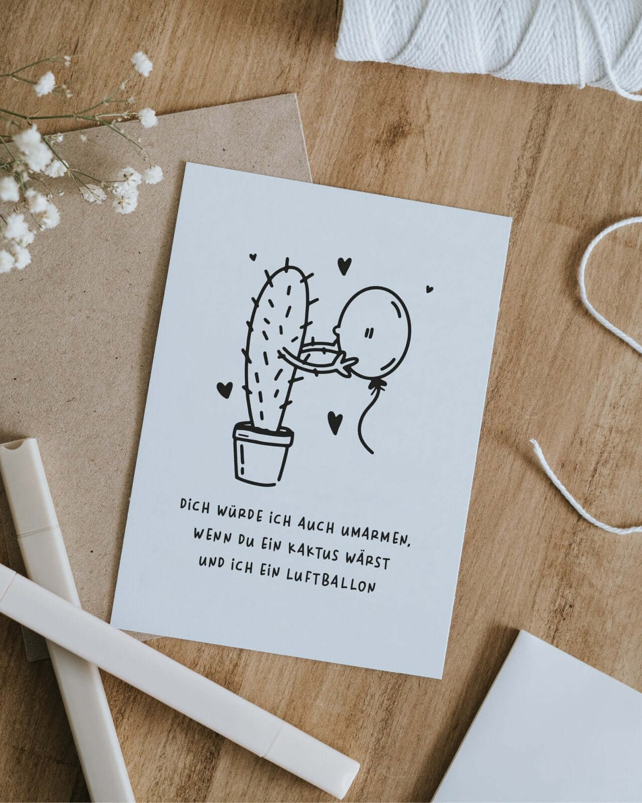 Postkarte mit Spruch und motiv Kaktus und Luftballon in schwarz weiss