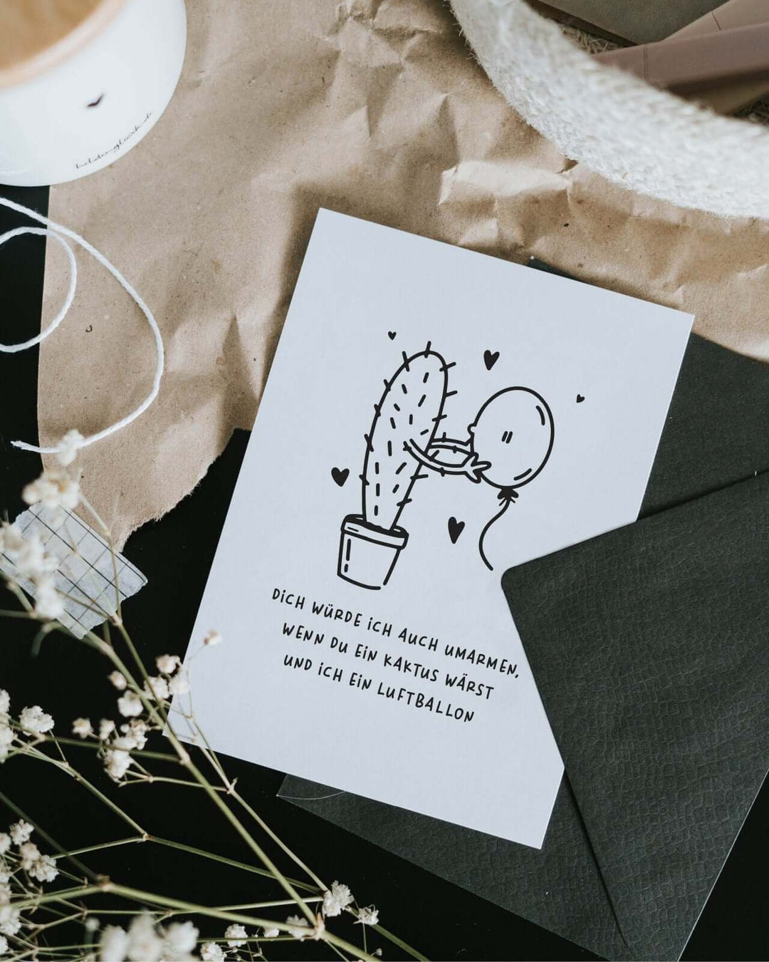 Postkarte mit Spruch und motiv Kaktus und Luftballon in schwarz weiss