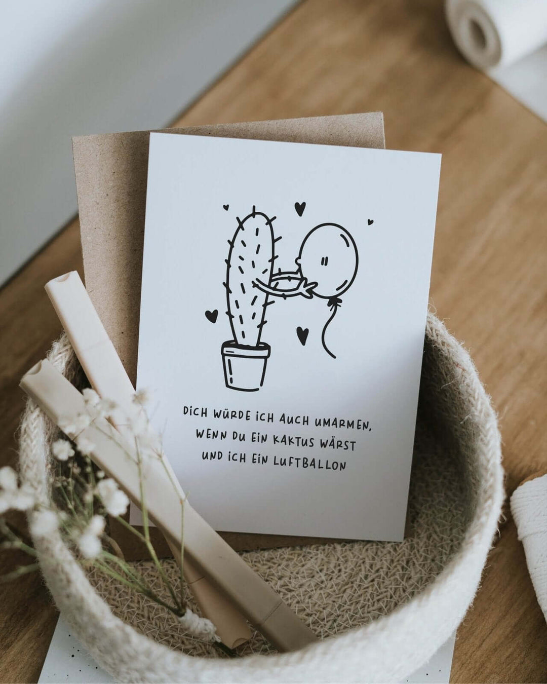 Postkarte mit Spruch und motiv Kaktus und Luftballon in schwarz weiss