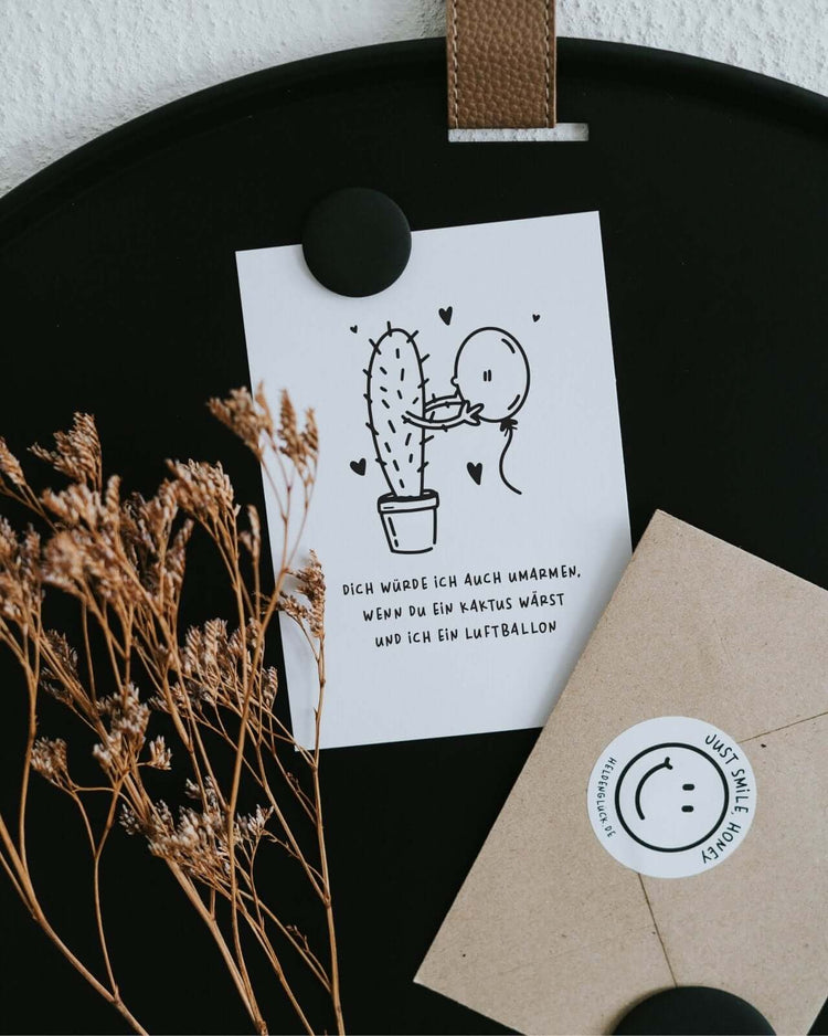 Postkarte mit Spruch und motiv Kaktus und Luftballon in schwarz weiss