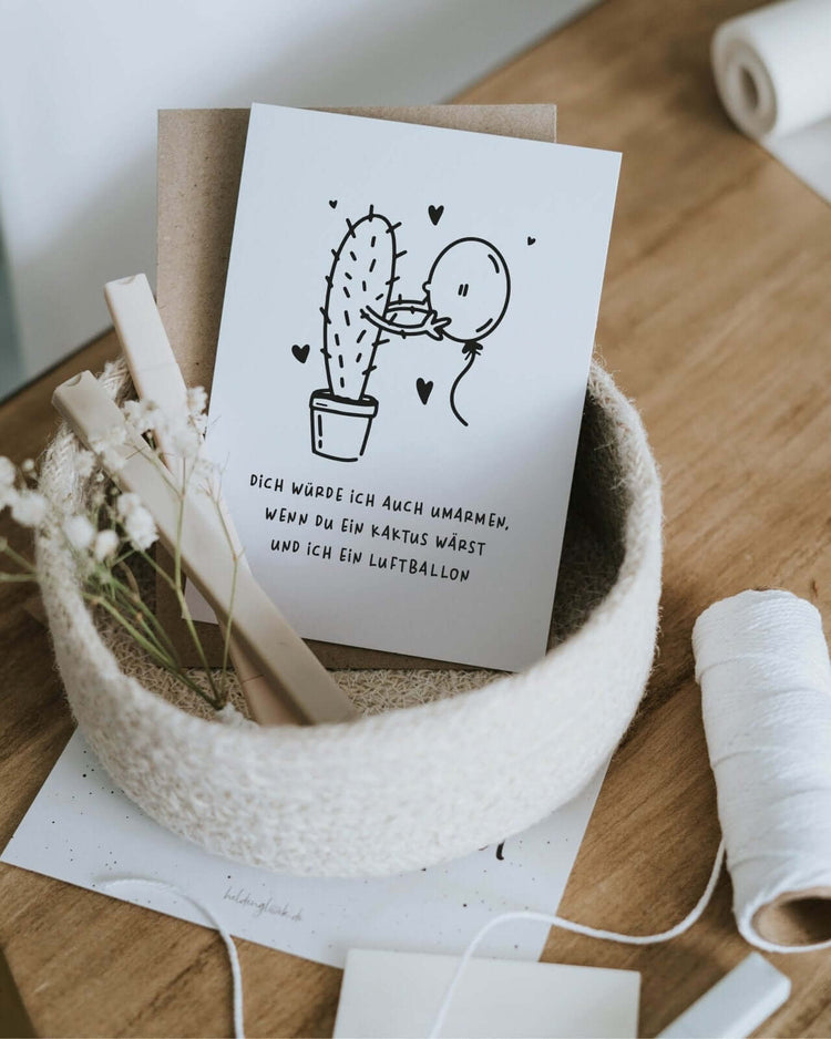 Postkarte mit Spruch und motiv Kaktus und Luftballon in schwarz weiss