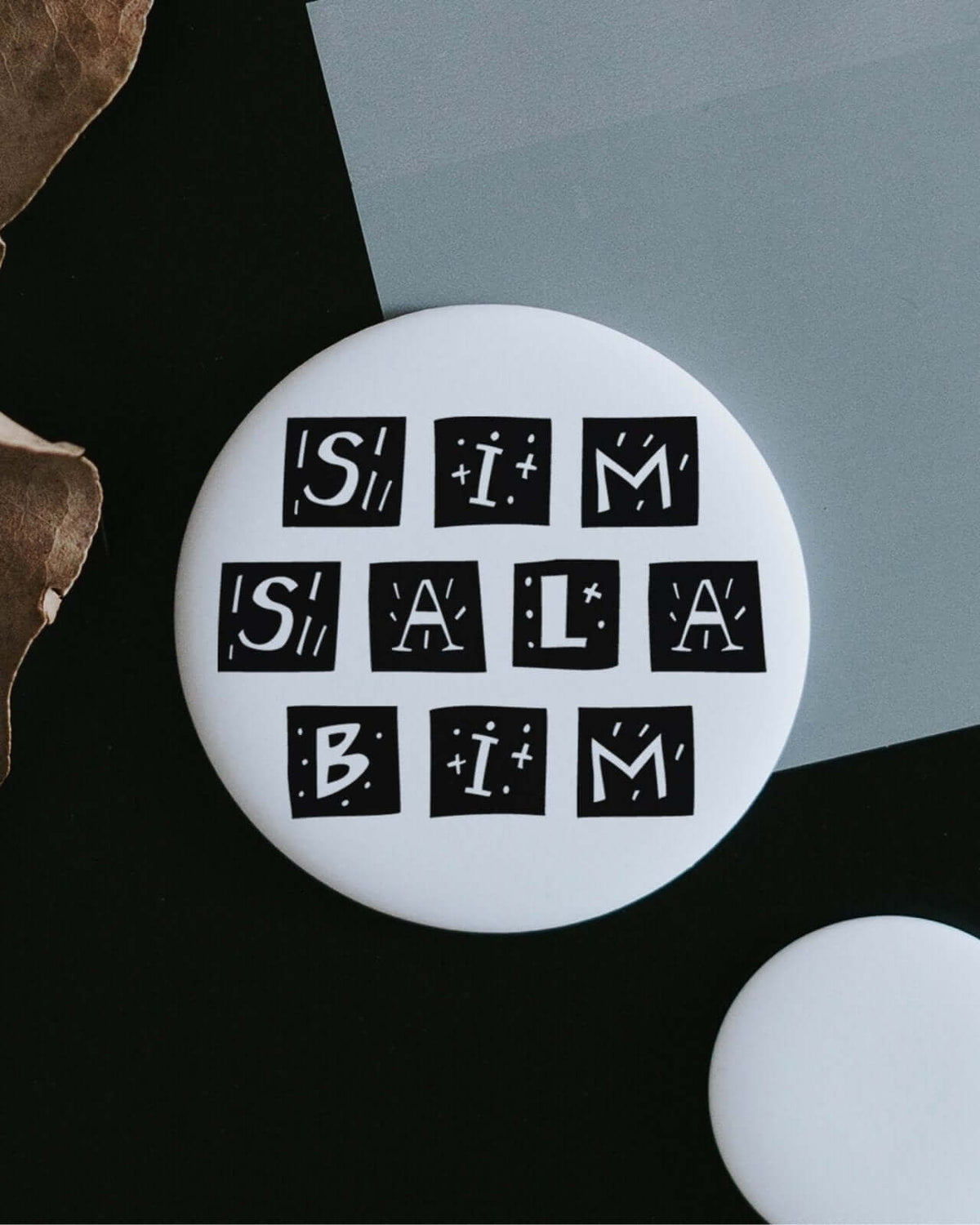 Magnete mit Spruch oder Motiv Simsalabim · groß in schwarz weiss