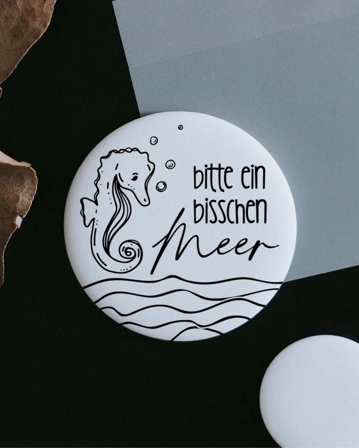 Magnete mit Spruch oder Motiv Bisschen Meer · groß in schwarz weiss
