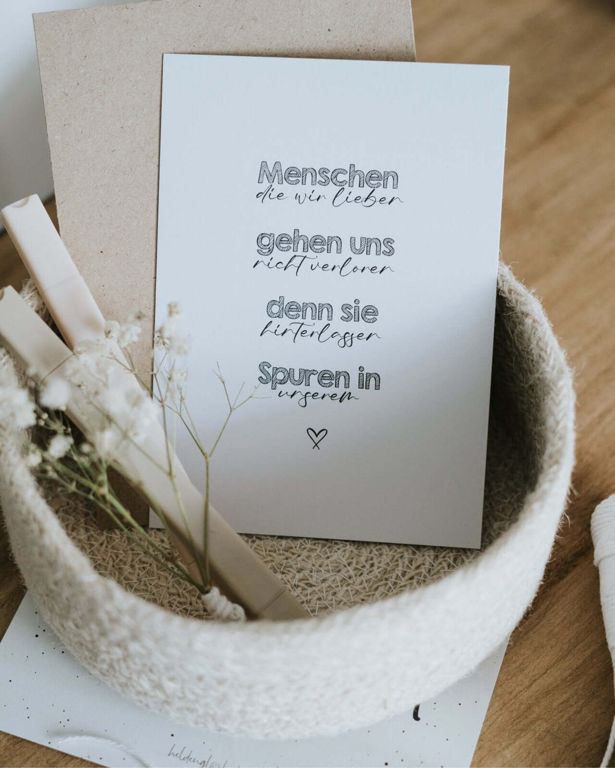 Postkarte mit Spruch und motiv Spuren im Herzen in schwarz weiss