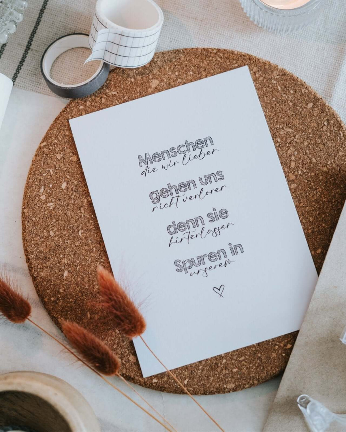 Postkarte mit Spruch und motiv Spuren im Herzen in schwarz weiss