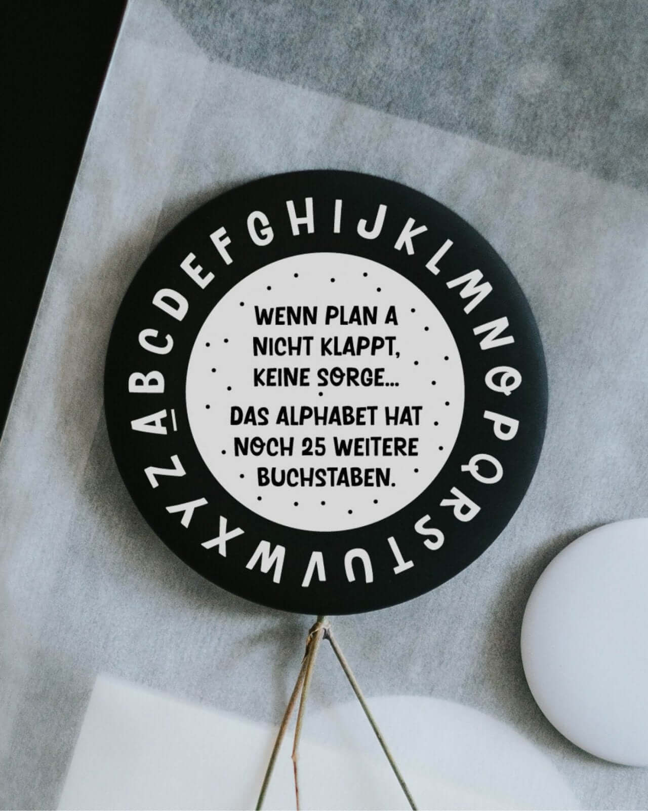 Magnete mit Spruch oder Motiv Alphabet · groß in schwarz weiss