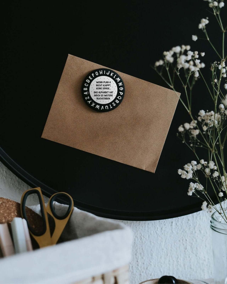 Magnete mit Spruch oder Motiv Alphabet · groß in schwarz weiss