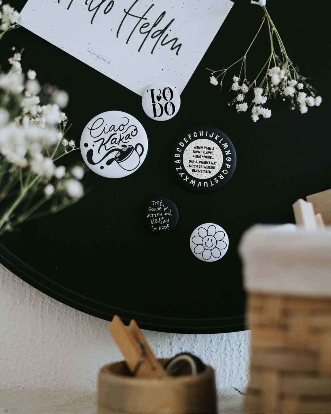 Magnete mit Spruch oder Motiv Alphabet · groß in schwarz weiss