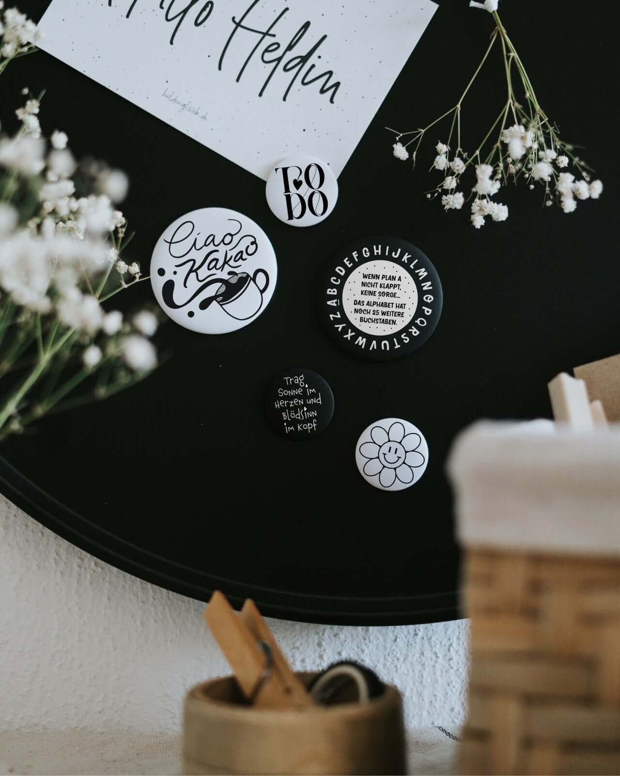 Magnete mit Spruch oder Motiv Alphabet · groß in schwarz weiss