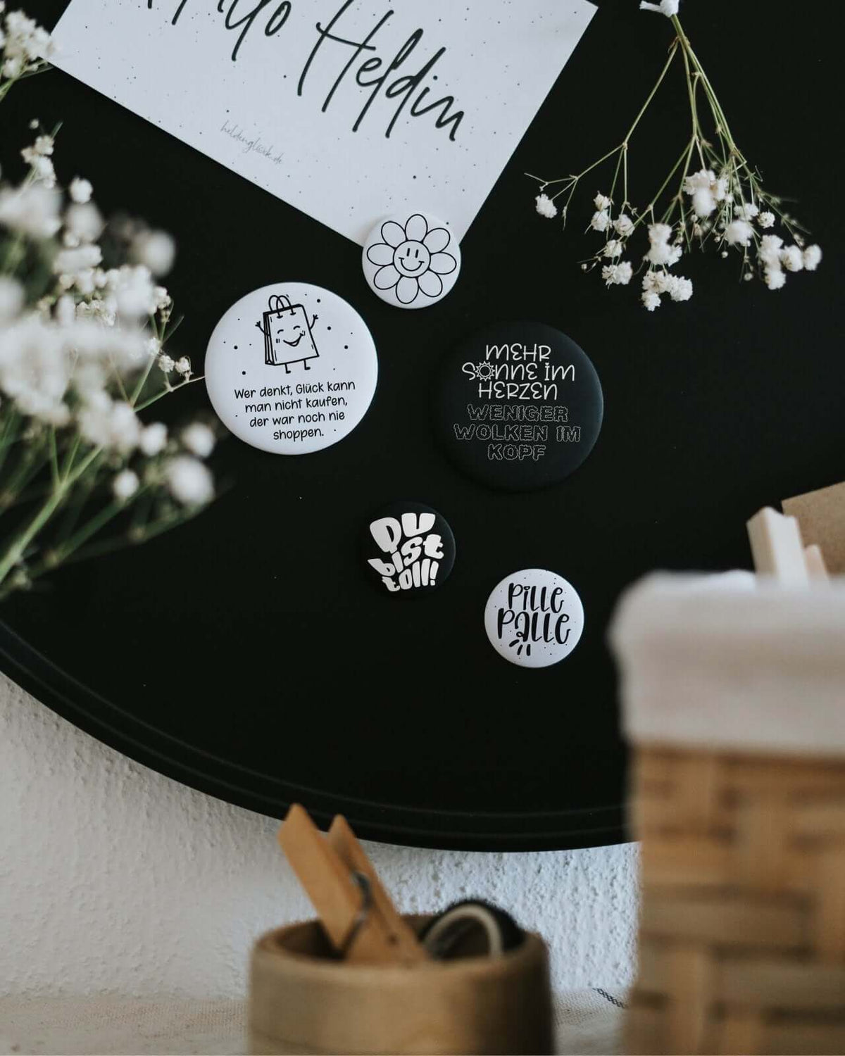 Magnete mit Spruch oder Motiv Glück kann man kaufen · groß in schwarz weiss