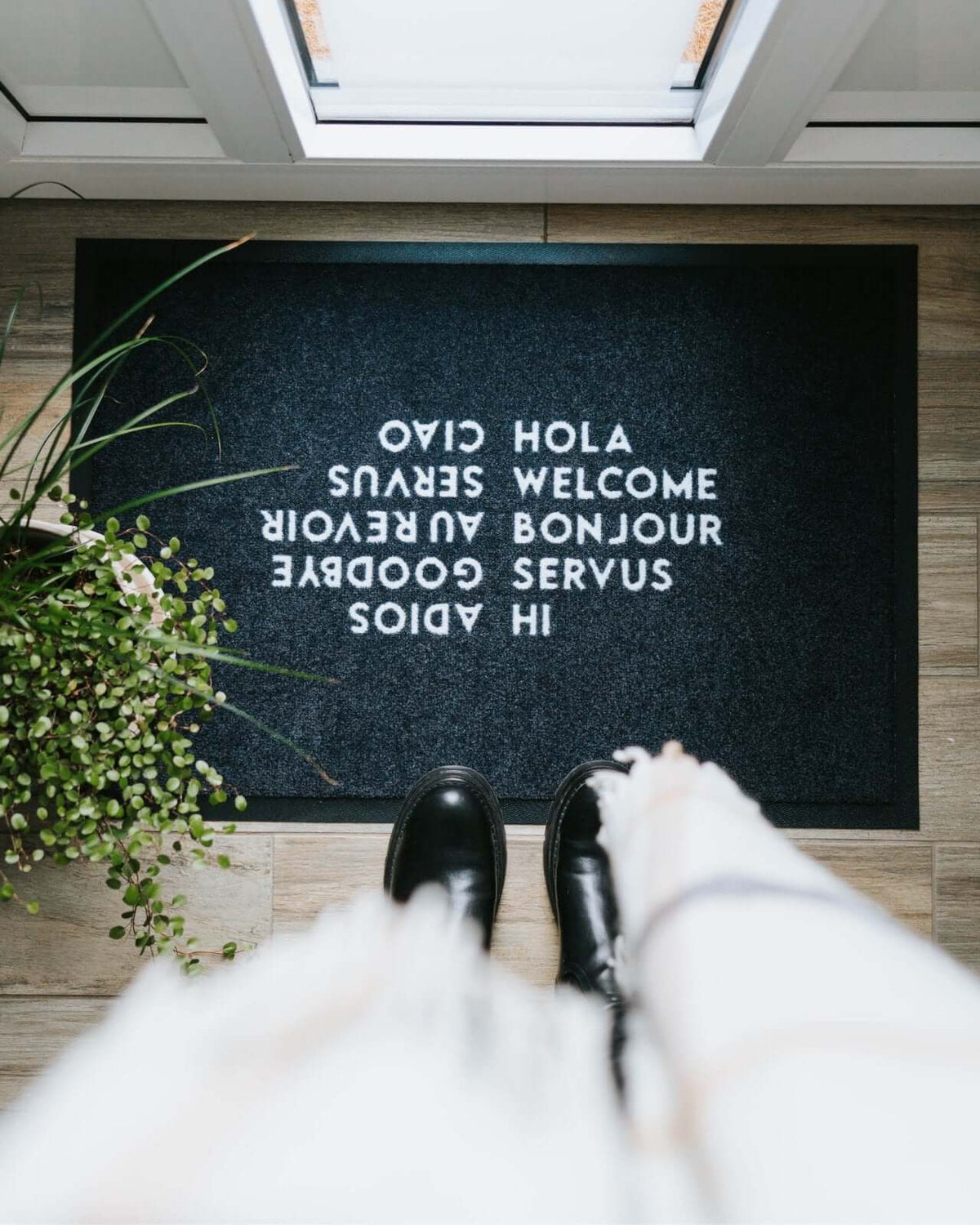 Fussmatte mit Spruch oder Motiv Hi Ciao in schwarz weiss