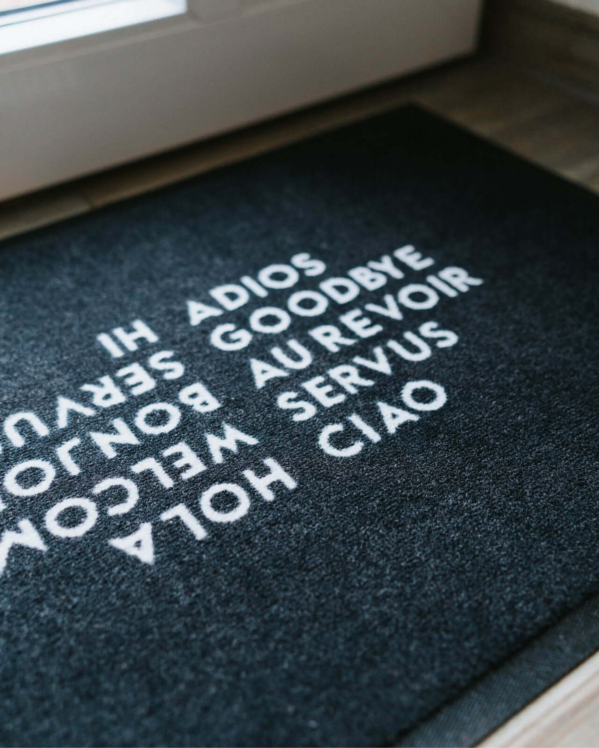 Fussmatte mit Spruch oder Motiv Hi Ciao in schwarz weiss