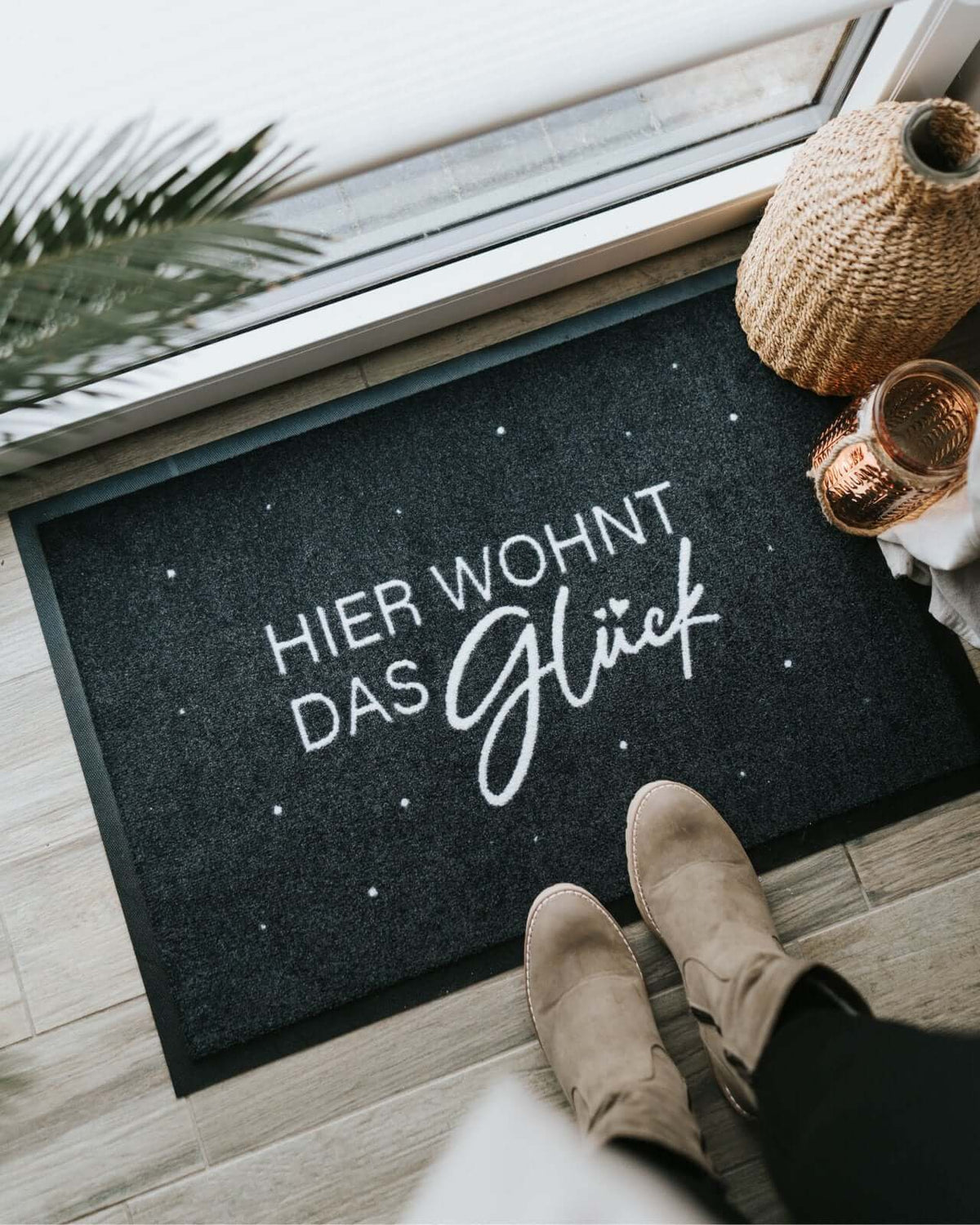 Fussmatte mit Spruch oder Motiv Hier wohnt in schwarz weiss