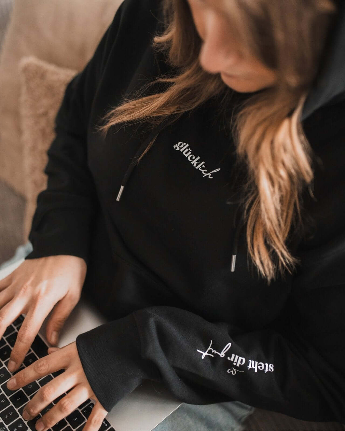 Pullover & Hoodie mit Spruch oder Motiv Glücklich in schwarz weiss