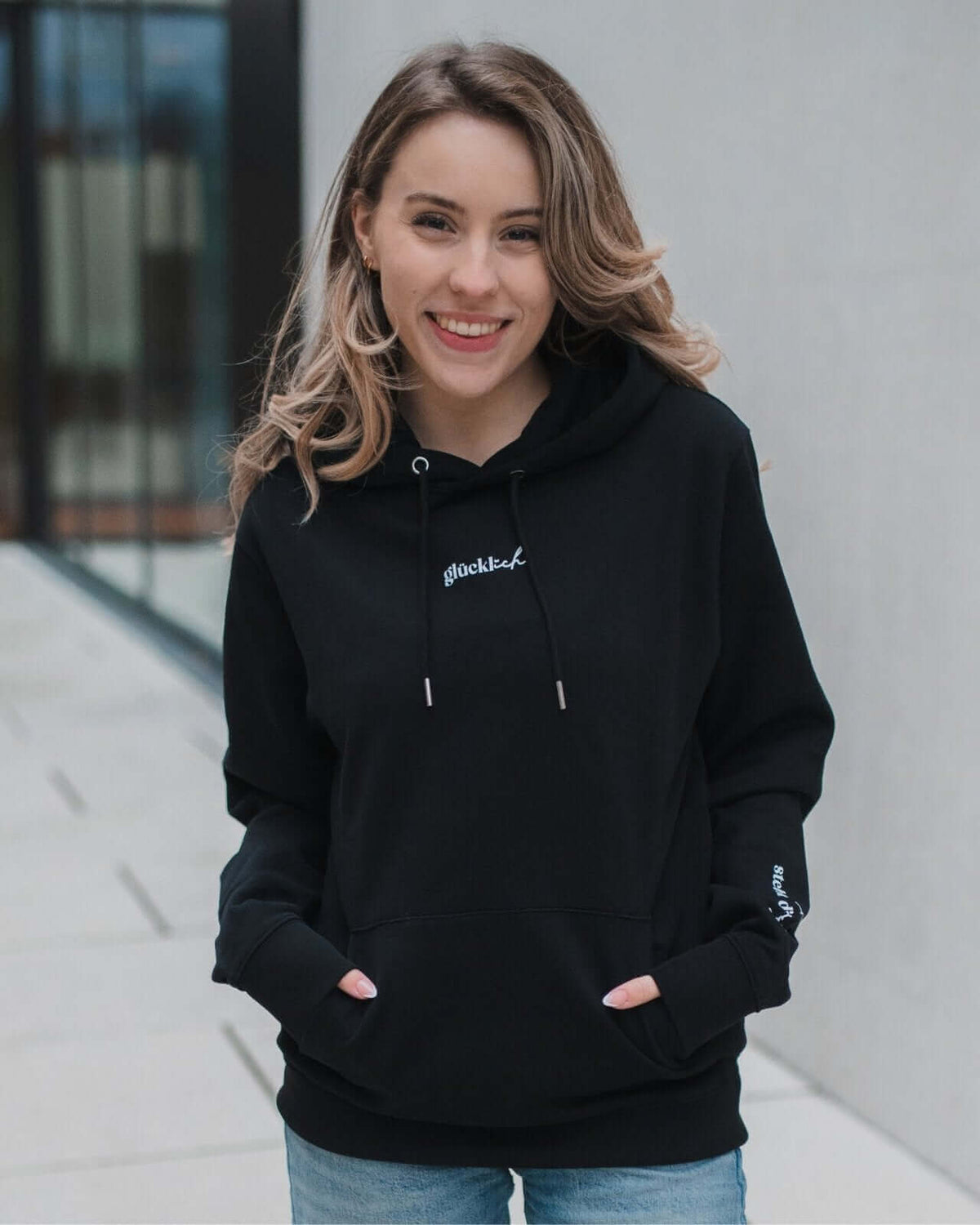 Pullover & Hoodie mit Spruch oder Motiv Glücklich in schwarz weiss