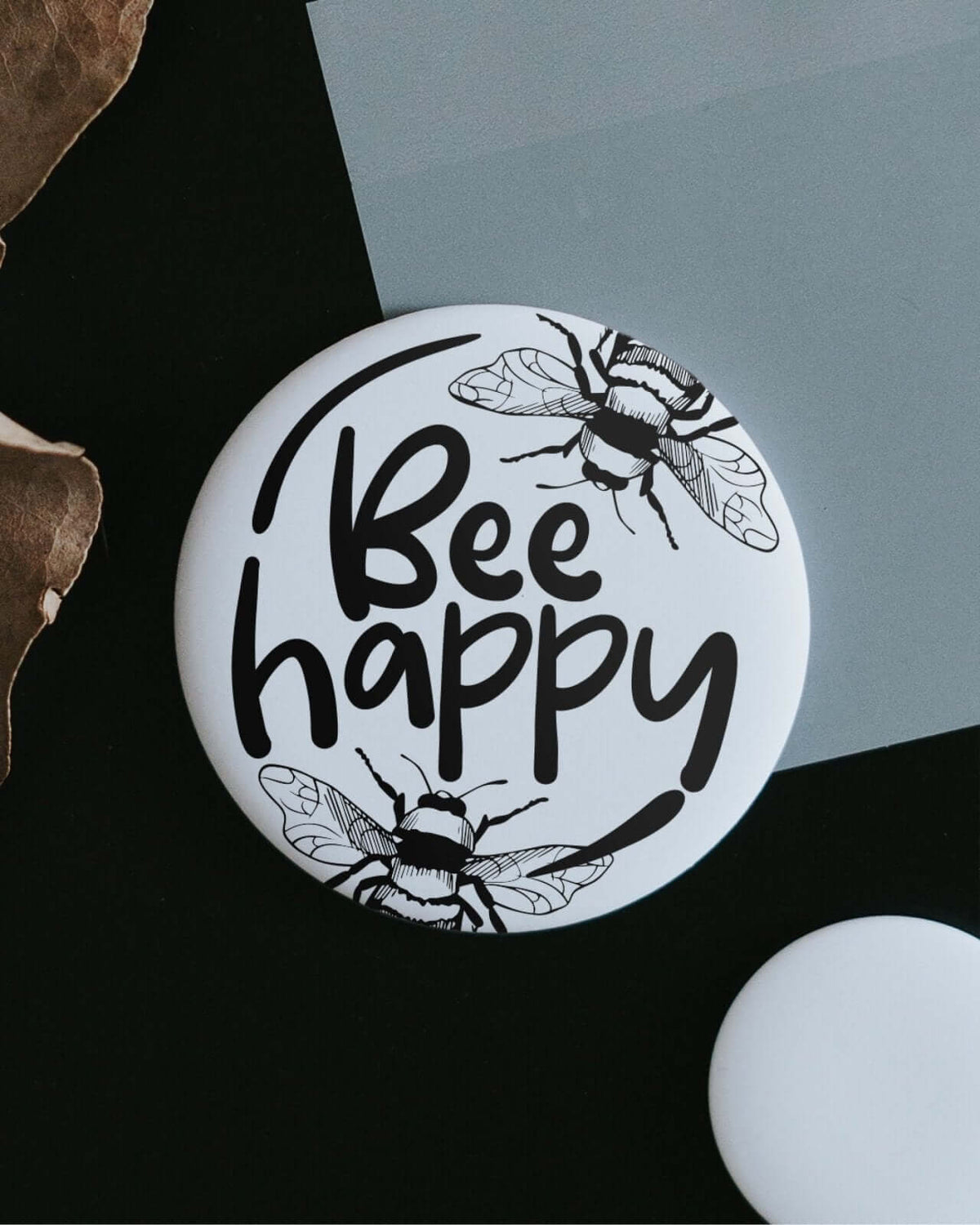 Magnete mit Spruch oder Motiv Bee happy · klein in schwarz weiss