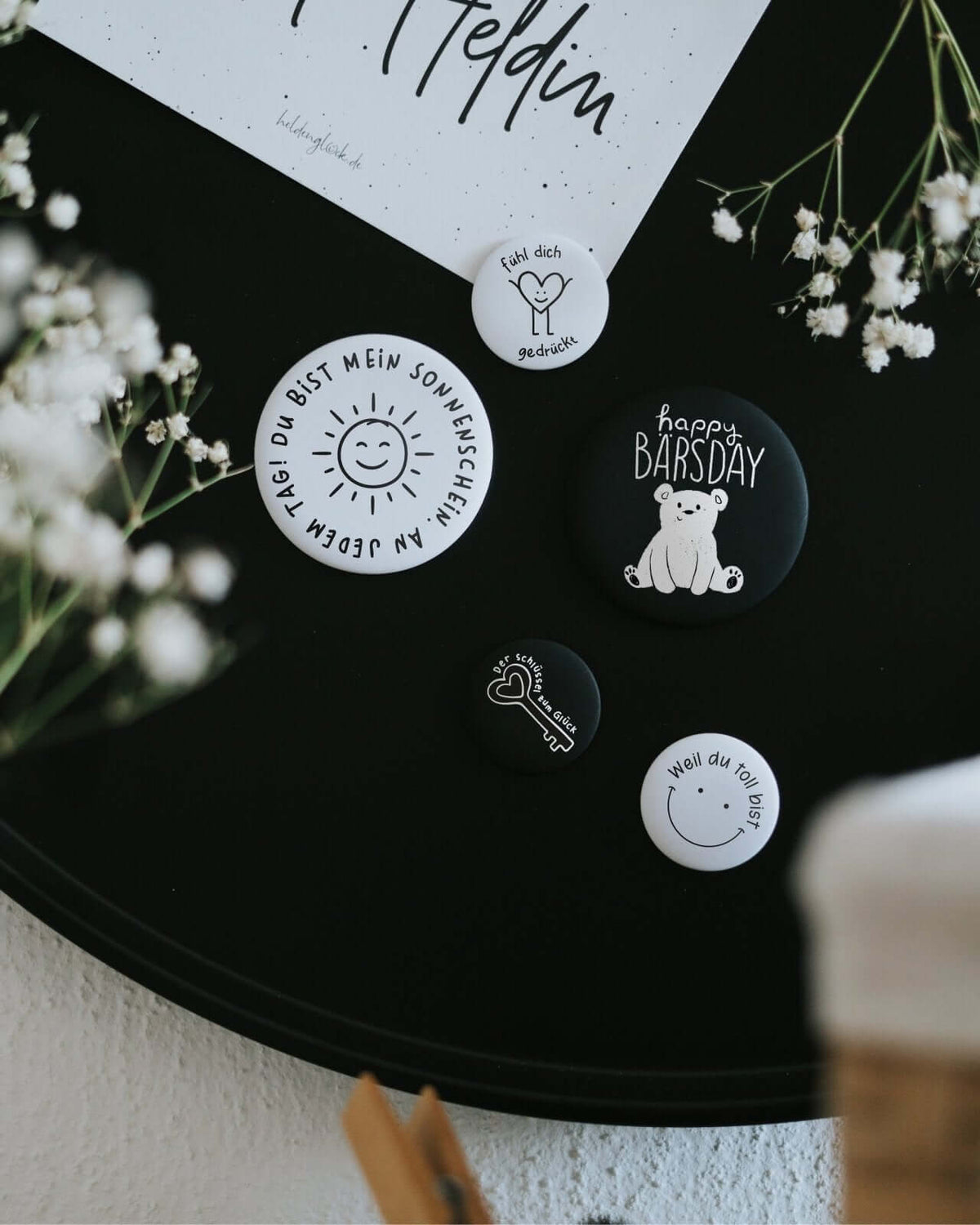 Magnete mit Spruch oder Motiv Fühl dich gedrückt · klein in schwarz weiss