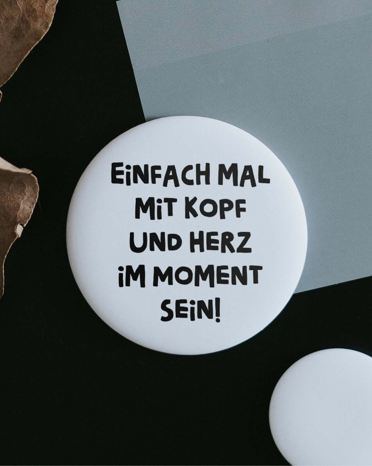 Magnete mit Spruch oder Motiv Im Moment sein · klein in schwarz weiss