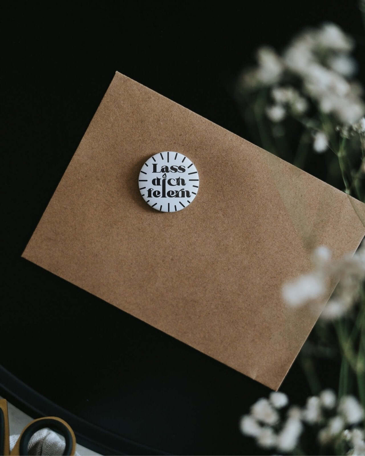 Magnete mit Spruch oder Motiv Lass dich feiern · klein in schwarz weiss