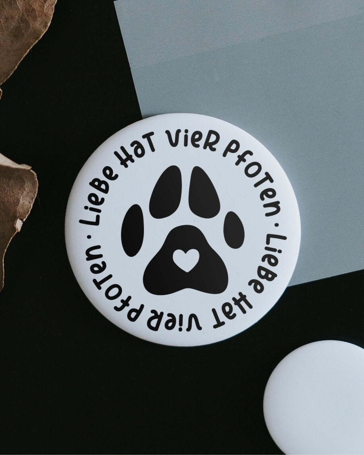 Magnete mit Spruch oder Motiv Liebe hat vier Pfoten · klein in schwarz weiss