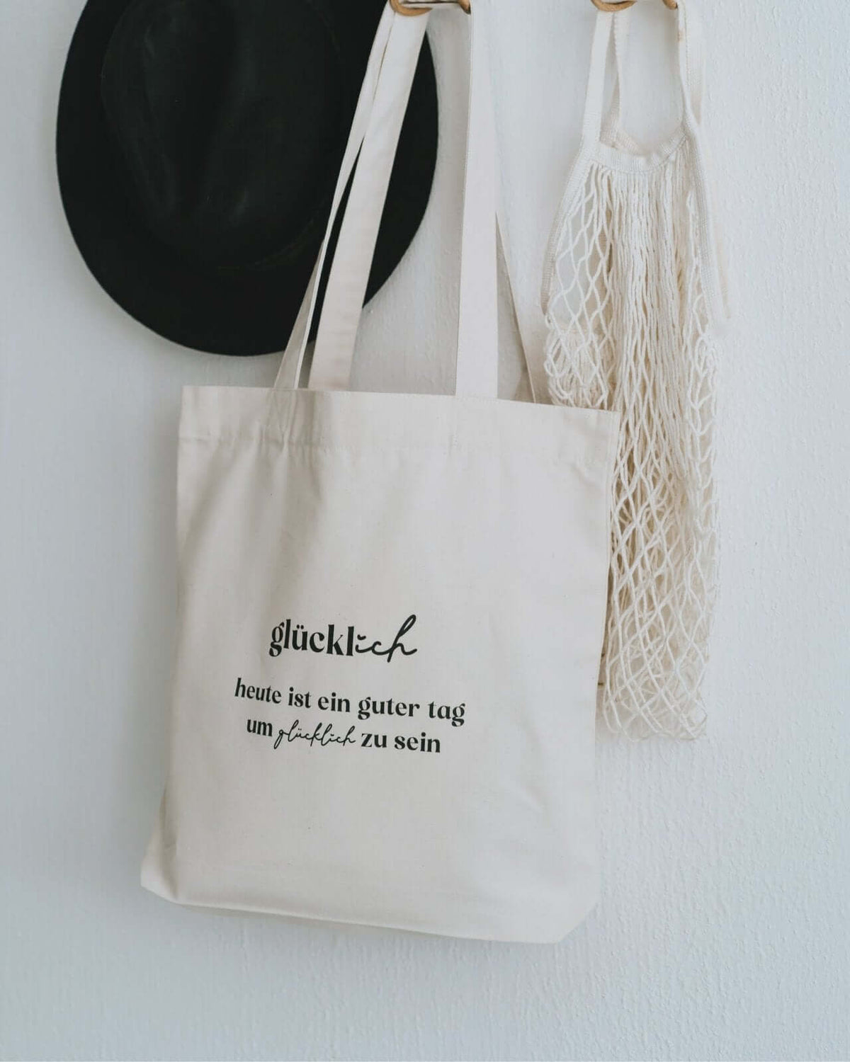 Baumwollbeutel mit Spruch oder Motiv Glücklich sein in schwarz weiss