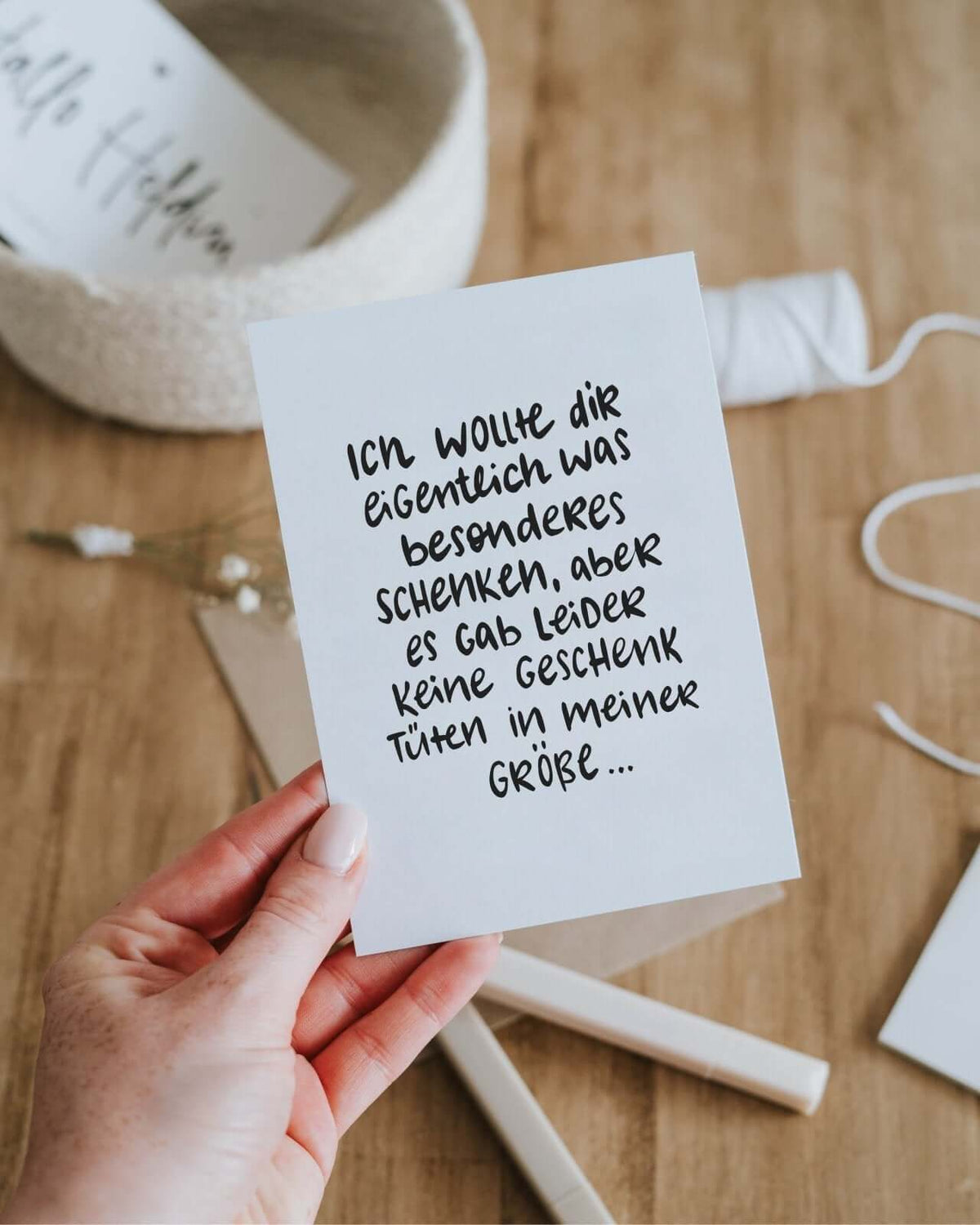 Postkarte mit Spruch und motiv Geschenktüte in schwarz weiss