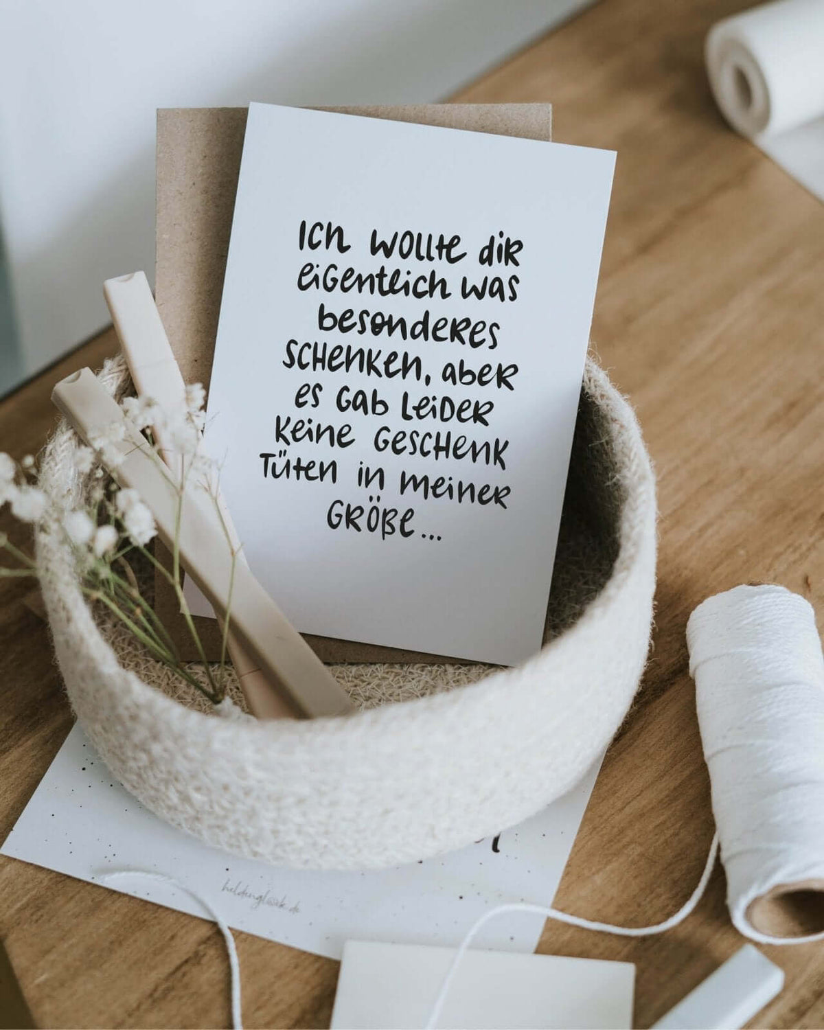 Postkarte mit Spruch und motiv Geschenktüte in schwarz weiss